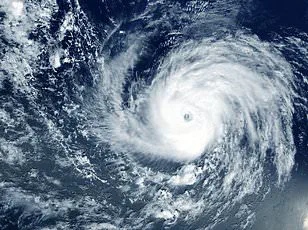 Category 4 Hurricane Kiko Set to Make Direct Hit on Hawaii: Imminent Threat of Catastrophic Flooding and Mudslides