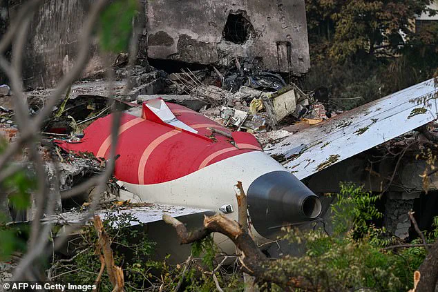 Airplane Emergencies: More Common Than Cinema Suggests, Says Aviation Expert