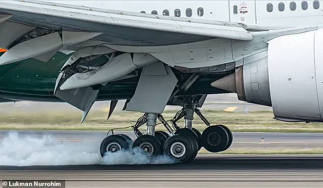 Airplane Emergencies: More Common Than Cinema Suggests, Says Aviation Expert