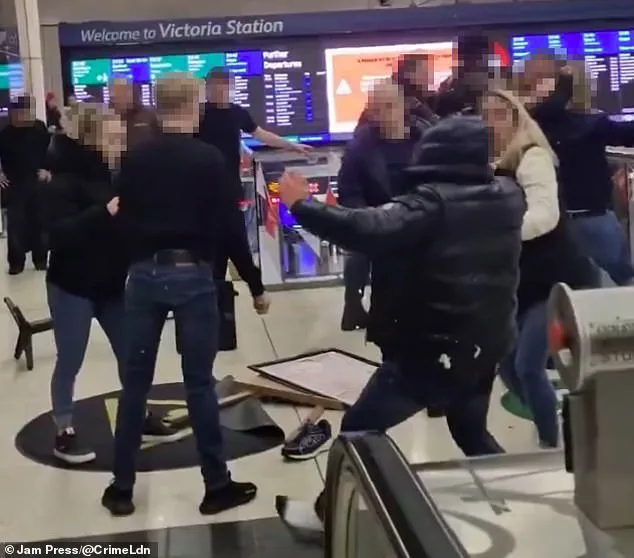 Violent Struggle at Victoria Station's Wetherspoon Pub Captured on Camera