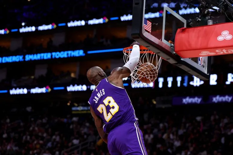 Luka Doncic's 40-Point Game Extends Lakers' Win Streak to Seven, Defeats Rockets
