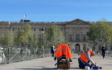 Paris beekeepers successfully rescue massive swarm from bicycle near Louvre.